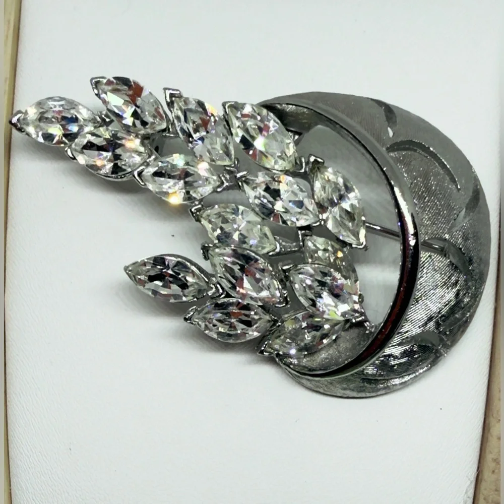 Vintage silver tone & rhinestone brooch Women’s costume jewelry | je2